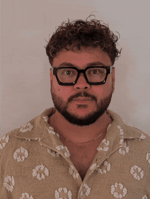 Mehdi mit drehendem Kopf